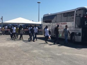 Migranti: terminato sbarco dei 931 profughi a Cagliari