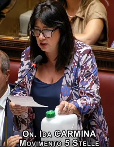 On.Ida Carmina Camera protesta